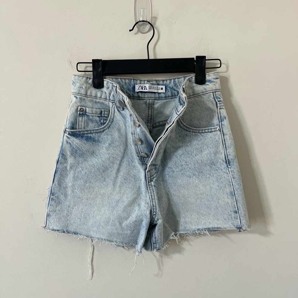 ZARA Acid Light Wash Super High Rise Distressed Hem Denim Shorts Size 0 - Picture 6 of 11